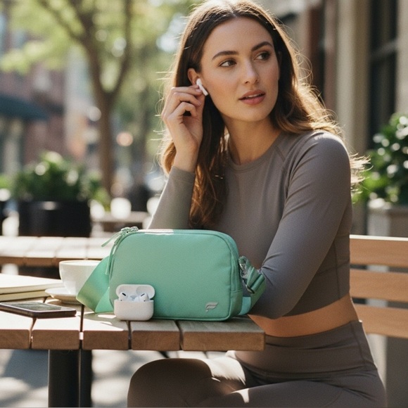 💚 Fabletics Mint Green Crossbody Bag – Adjustable Strap – Lightweight & Trendy - Picture 2 of 4